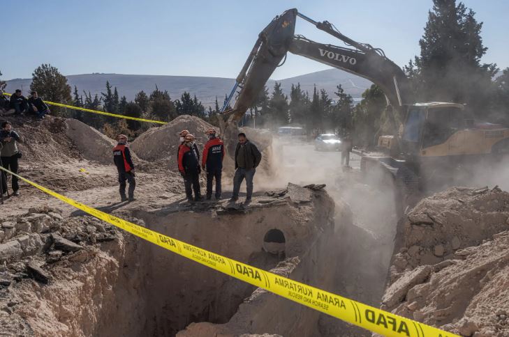 عمال الإنقاذ يبحثون عن زنزانات مخفية في أرض سجن صيدنايا بدمشق بعد سقوط النظام، (وكالات).