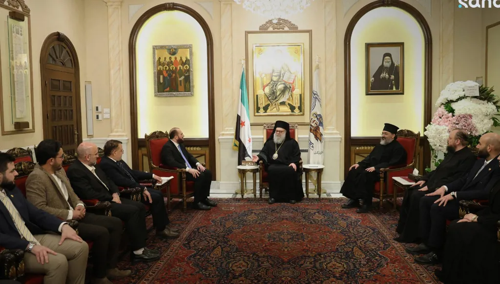 بتكليف من الشرع... محافظ دمشق يُهنئ البطريرك يوحنا العاشر بعيد الفصح (صور)