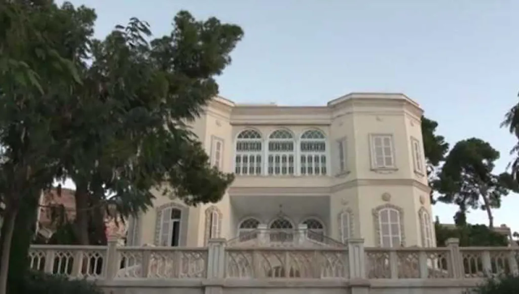 بالزغاريد والتكبير... السوريون داخل القصر الجمهوري في دمشق