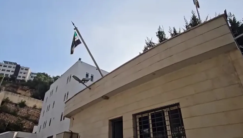 السفارة السورية في بيروت تعلق العمل القنصلي حتى إشعار آخر