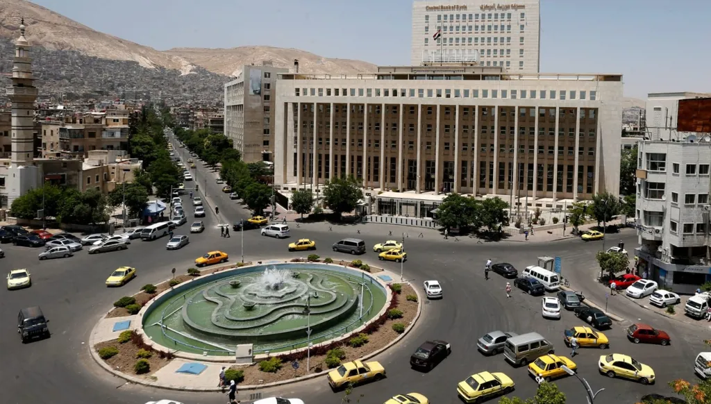 صحافي إسرائيلي يدخّن النرجيلة في دمشق... ويعلّق (صورة)