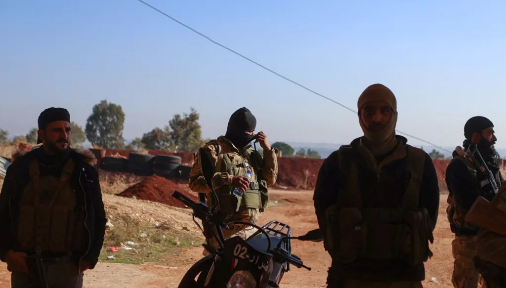 ‏قطع الطريق الدولي بين دمشق وحلب... وأكثر من 200 قتيل باشتباكات بين الجيش السوري وفصائل معارضة