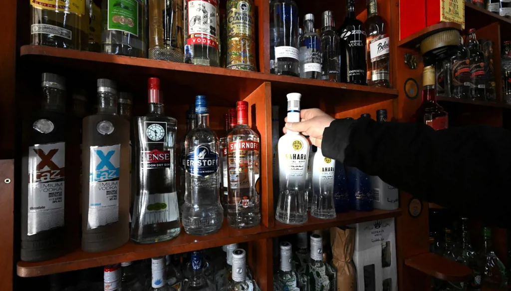 "من حانات إلى مقاهي"... حظر المشروبات الروحية في دمشق