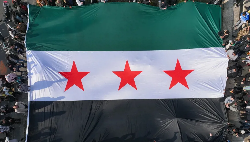 العلم السوري "الشاهد"... حقبات في التاريخ بدّلت ألوانه