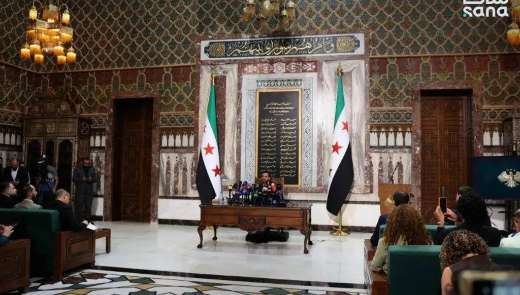 رئيس اللجنة العليا لانتخابات مجلس الشعب محمد طه الأحم يتلو قائمة الثلث المكمل لعضوية مجلس الشعب والمتضمنة أسماء 70 عضواً. (سانا)