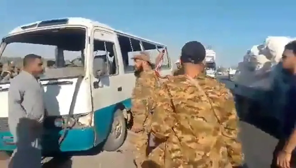 4 قتلى من حراس المنشآت النفطية وإصابة 9 في استهداف باص مبيت بدير الزور