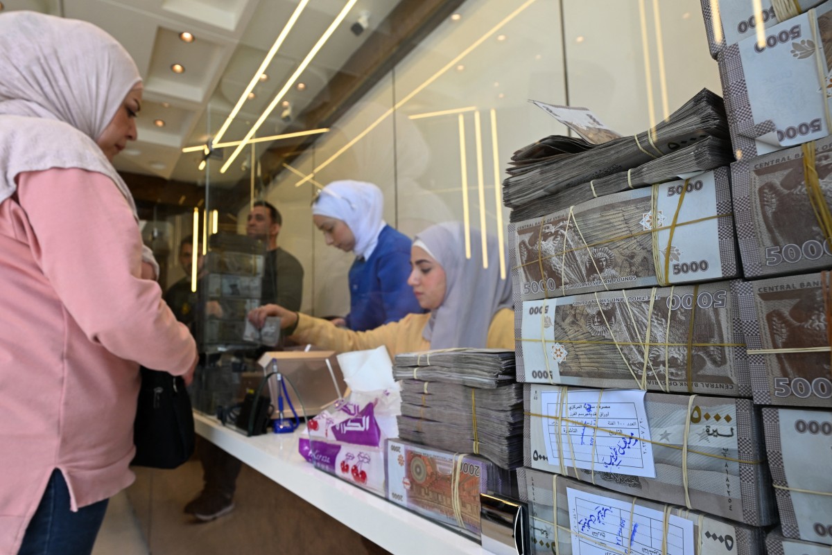 سيدات في محل صرافة بدمشق (أ ف ب)‏