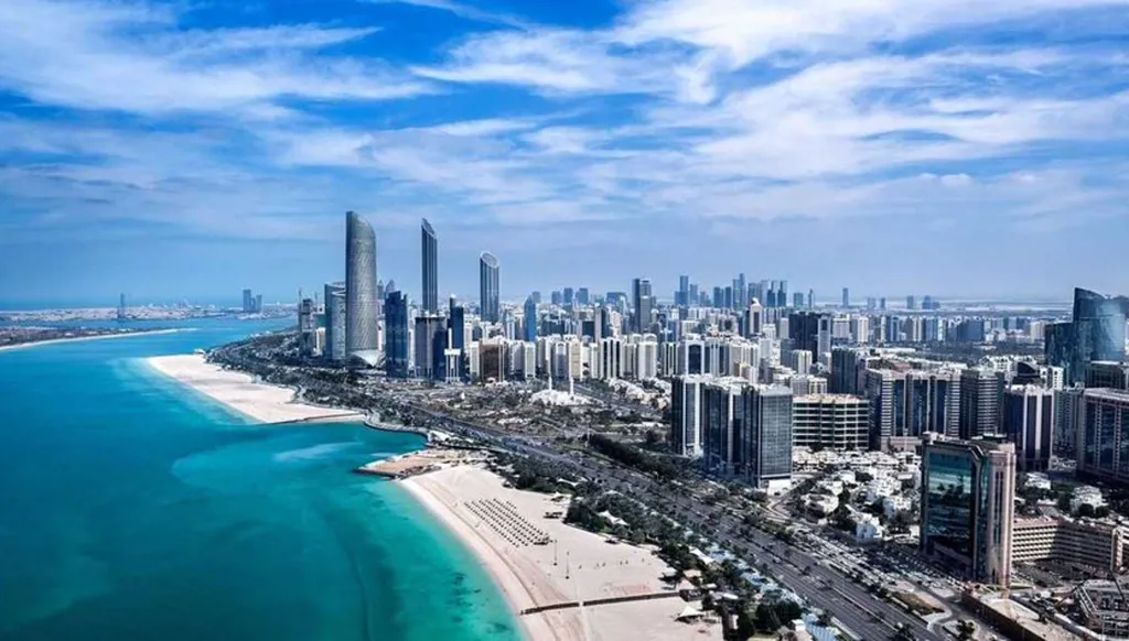 أبوظبي تُعلن احتواء حريق نجم عن طائرة مسيّرة في مصفح