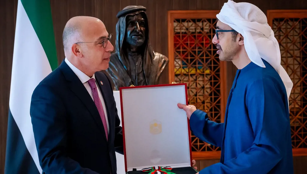 الإمارات تمنح سفير لبنان فؤاد دندن وسام الاستقلال من الدرجة الأولى