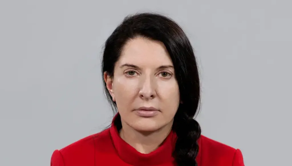 Fake News: Une photo virale associe à tort Marina Abramović aux rituels sur l'île d'Epstein
