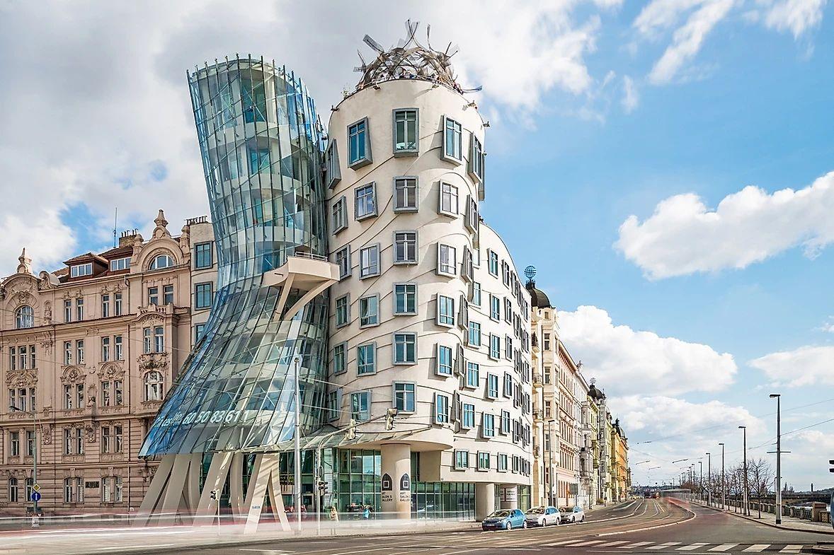 Dancing House في براغ، مبنى بتكوين منحني يوحي بحركة راقصة، من تصميم فلادو ميلونيتش وفرانك غيري. (Prague City Tourism)