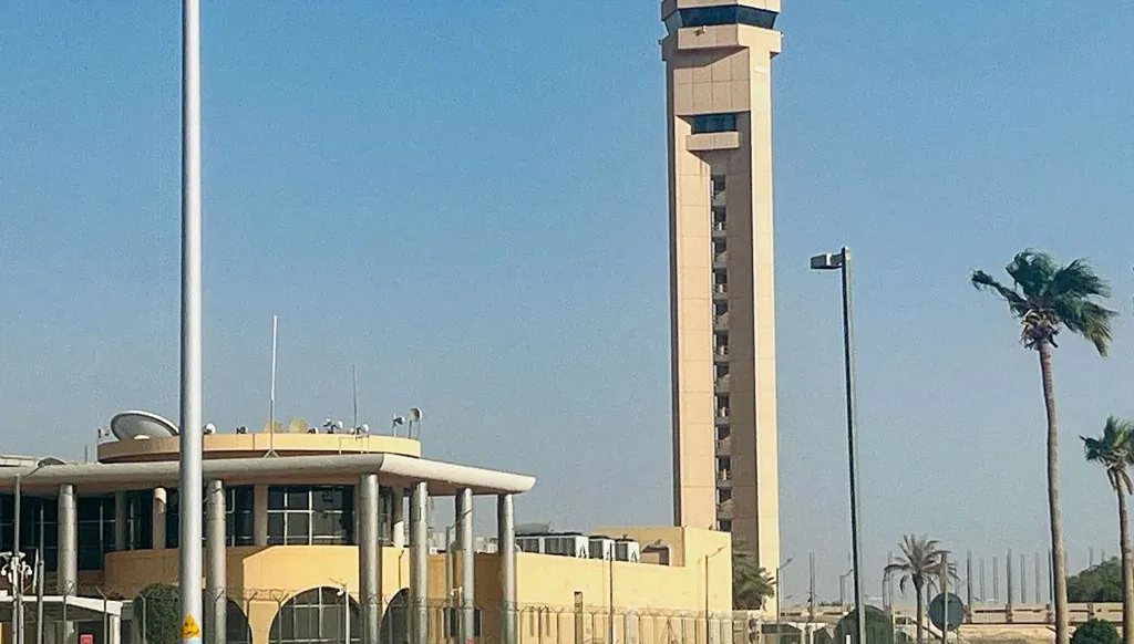 برج المراقبة الجوية في مطار الملك خالد الدولي بالرياض، 19 أيلول/سبتمبر 2026. (أ ف ب)