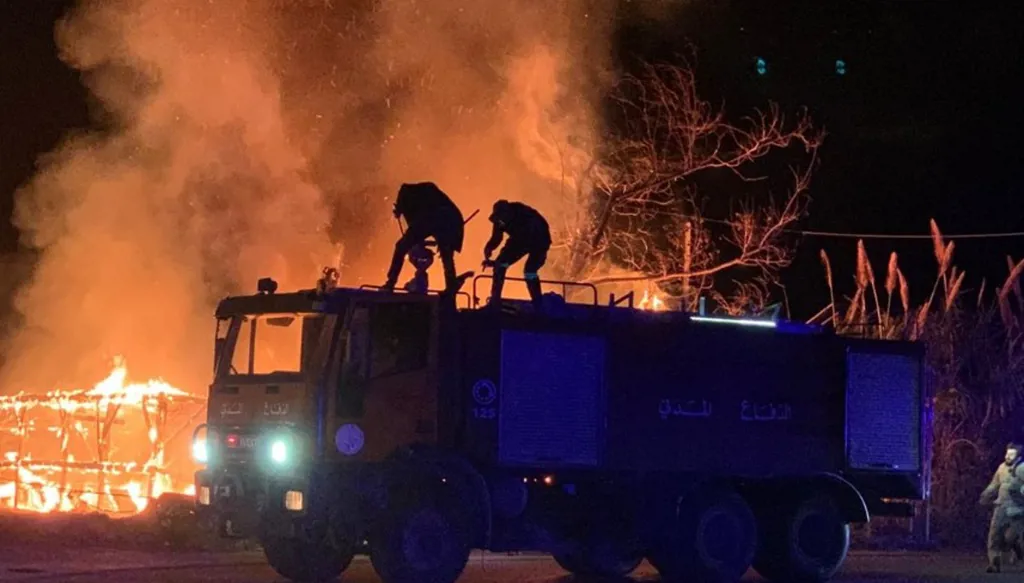 حريق ضخم بمخيم للاجئين السوريين في صور جنوبي لبنان (فيديو وصور)