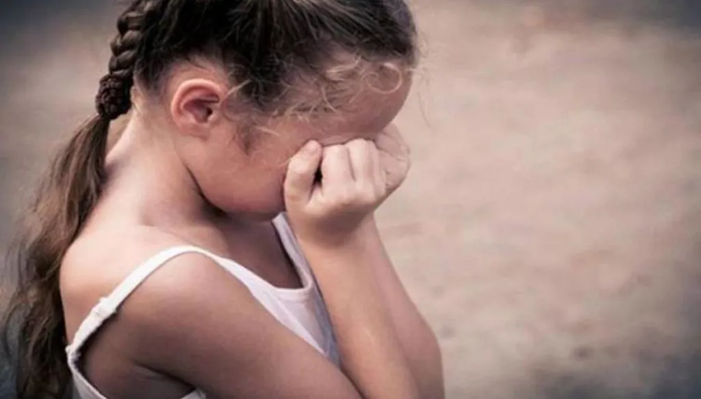 جدة تُجبر حفيدتها على شرب الويسكي حتى الموت أمام والدتها... والمحكمة تُصدر حكمها
