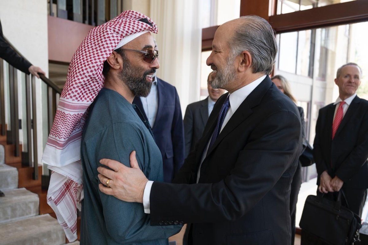 الشيخ طحنون بن زايد يصافح وزير التجارة الأميركي ‏