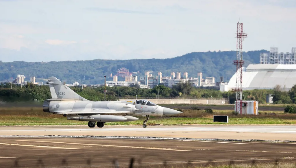 تايوان: رصدنا 47 طائرة عسكرية و12 سفينة صينية