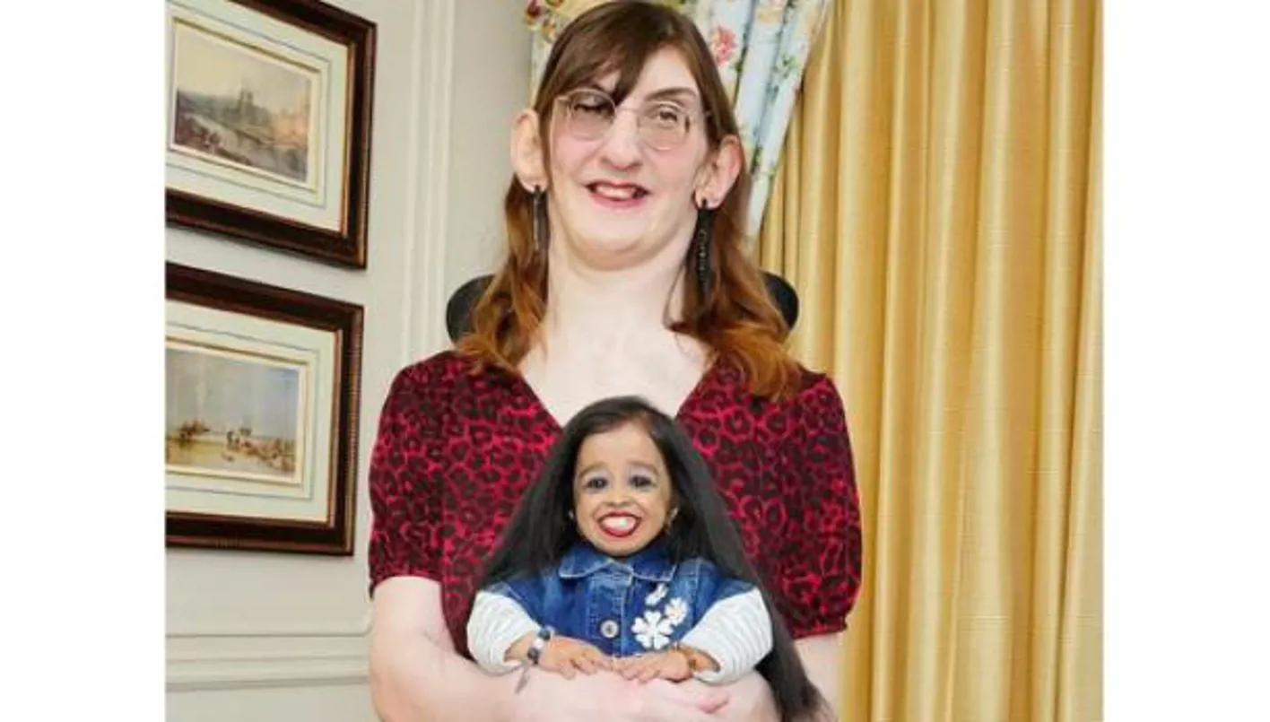 أطول وأقصر امرأتين في العالم تلتقيان للمرة الأولى (فيديو وصور)