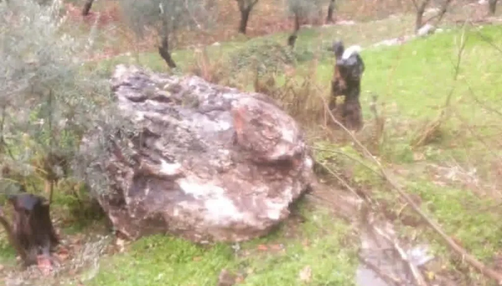 العاصفة تشتد في لبنان... صخرة تجتاح منزلاً (صور)