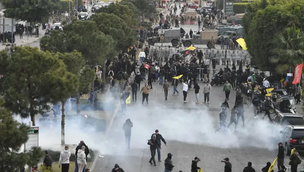 سقطت سوريا وحوصرت المقاومة فماذا يفعل "حزب الله"؟