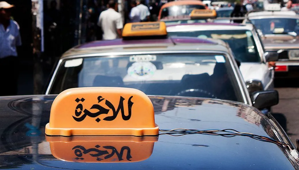 كمين ناجح على طريق المطار… توقيف مسلح يسلب سائقي الأجرة تحت تهديد السلاح