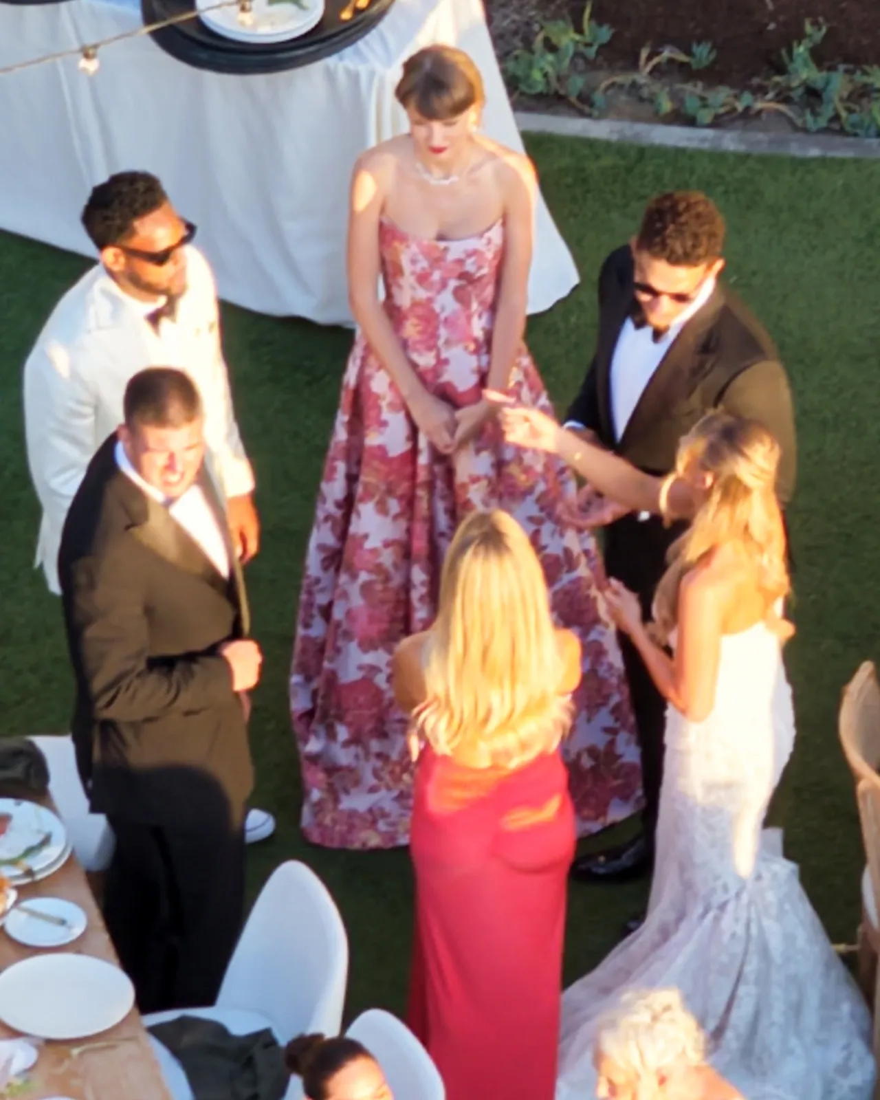 تايلور سويفت في حفل زفاف جوجو سميث-شوستر على لورا كروك (BACKGRID).