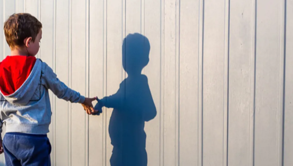 حاولت الانتحار... أم تخنق طفلها المصاب بالتوحد في العراق