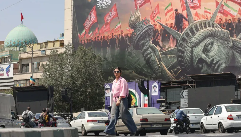 جدارية في طهران. (أ ف ب)