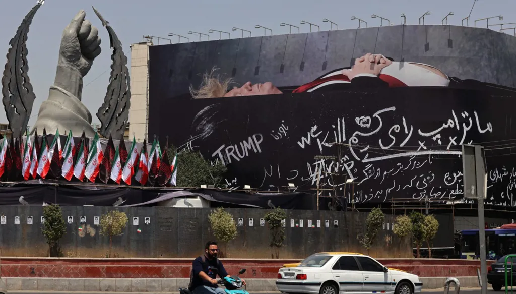 جدارية لترامب في طهران. (أ ف ب)