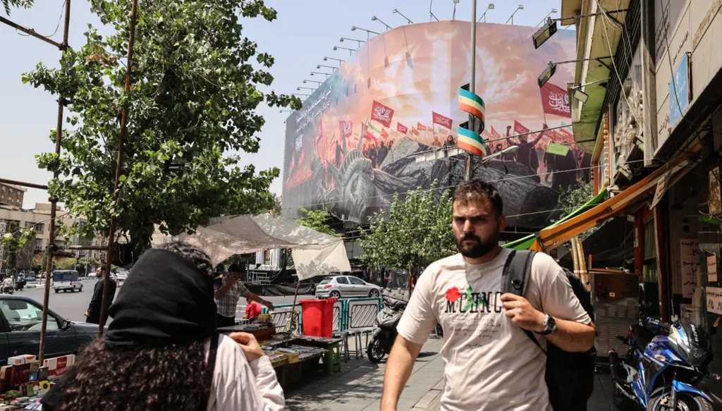 جدارية في طهران. (أ ف ب)