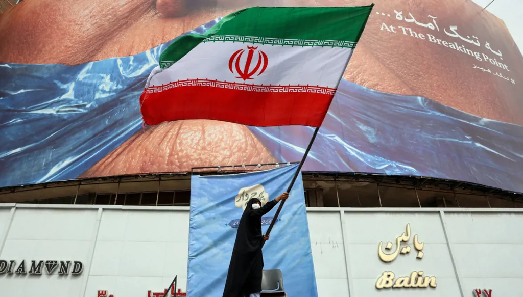 جدارية في طهران. (أ ف ب)