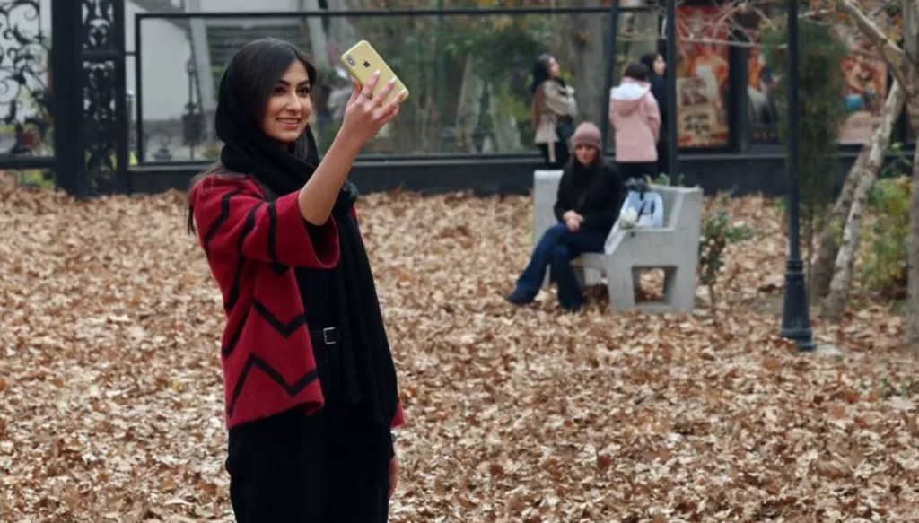 انفتاح اجتماعي وقمع سياسي في إيران... حفاظاً على النظام المتزعزع