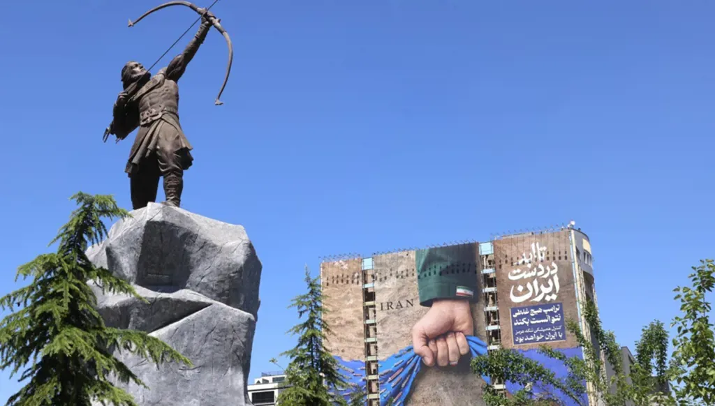 جدارية في طهران. (أ ف ب)