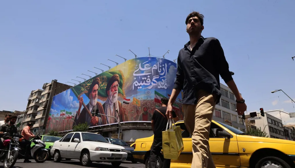 جدارية في طهران. (أ ف ب)