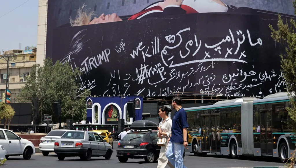 جدارية في طهران. (أ ف ب)