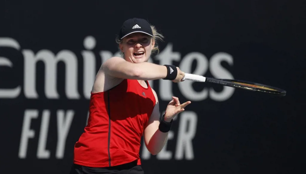 لاعبة كرة مضرب تصارع التكيف مع المرتفعات وتنقل على كرسي متحرك