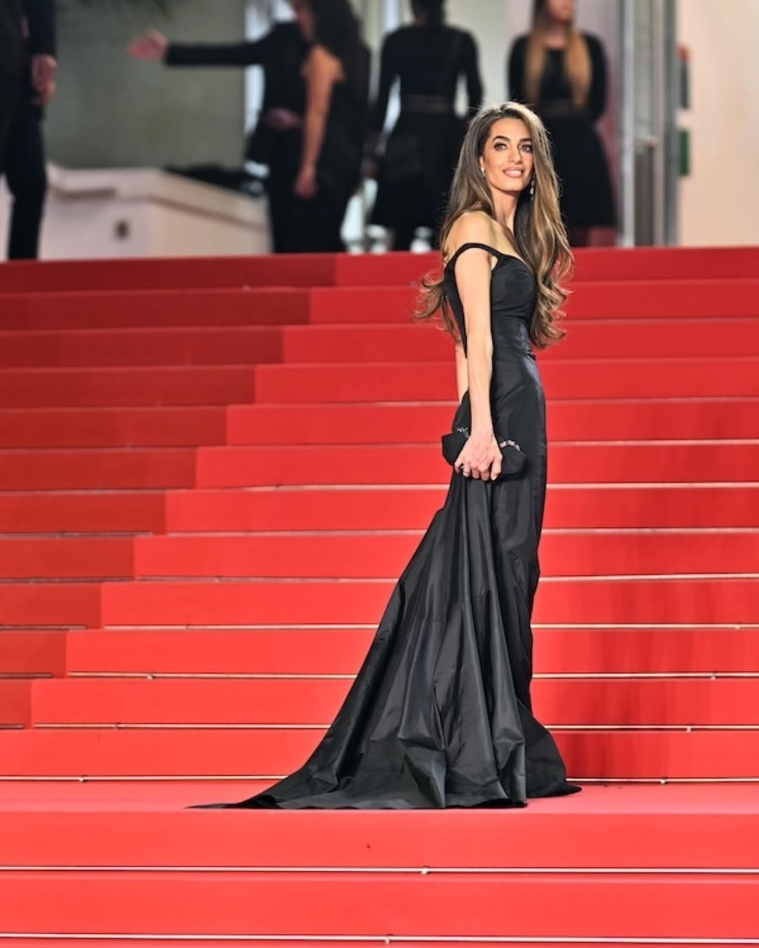 اطلالة امل كلوني على السجادة الحمراء في مهرجان كان السينمائي 2025 (انستغرام)