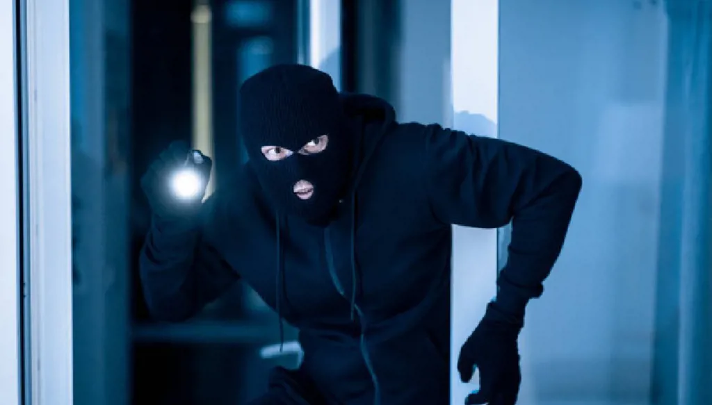 توقيف سوري سرق 10 آلاف دولار من غرفة ناطور فندق في وسط بيروت