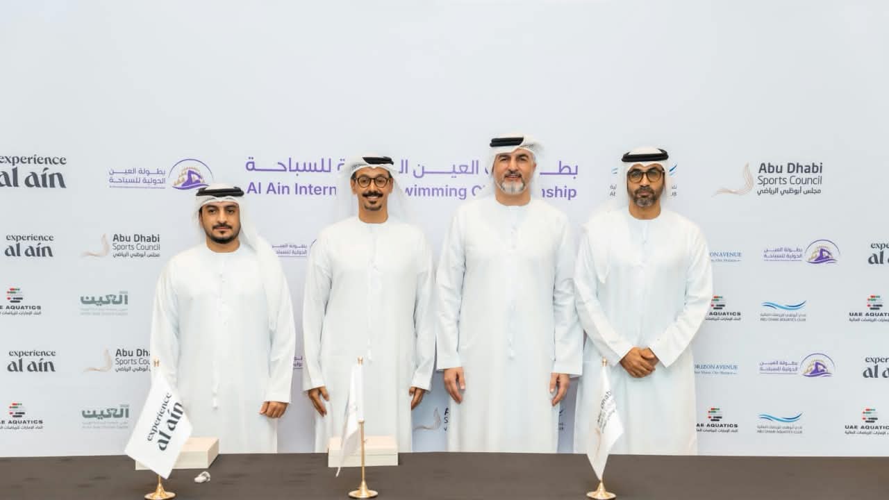 400 سباح وسباحة في بطولة العين الدولية للسباحة.