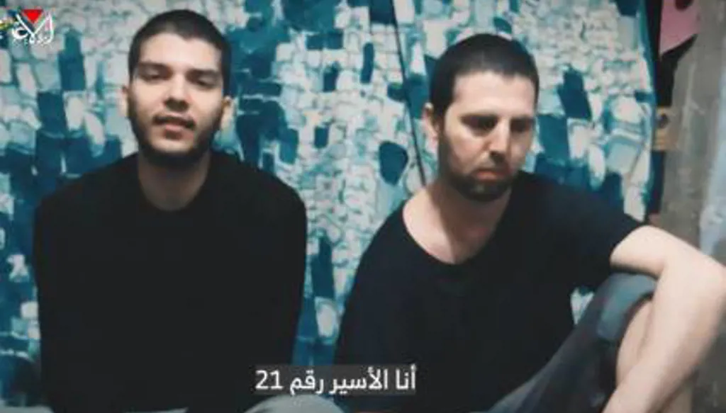 "وضعنا صعب"... "حماس" تنشر مقطعاً مصوراً لرهينتين إسرائيليين تحتجزهما في غزة (فيديو)