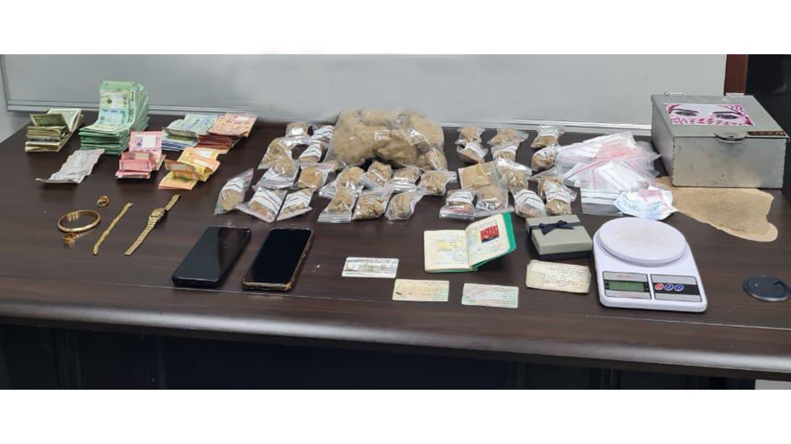 صورة للمضبوطات (مرفق مع بيان قوى الأمن الداخلي).