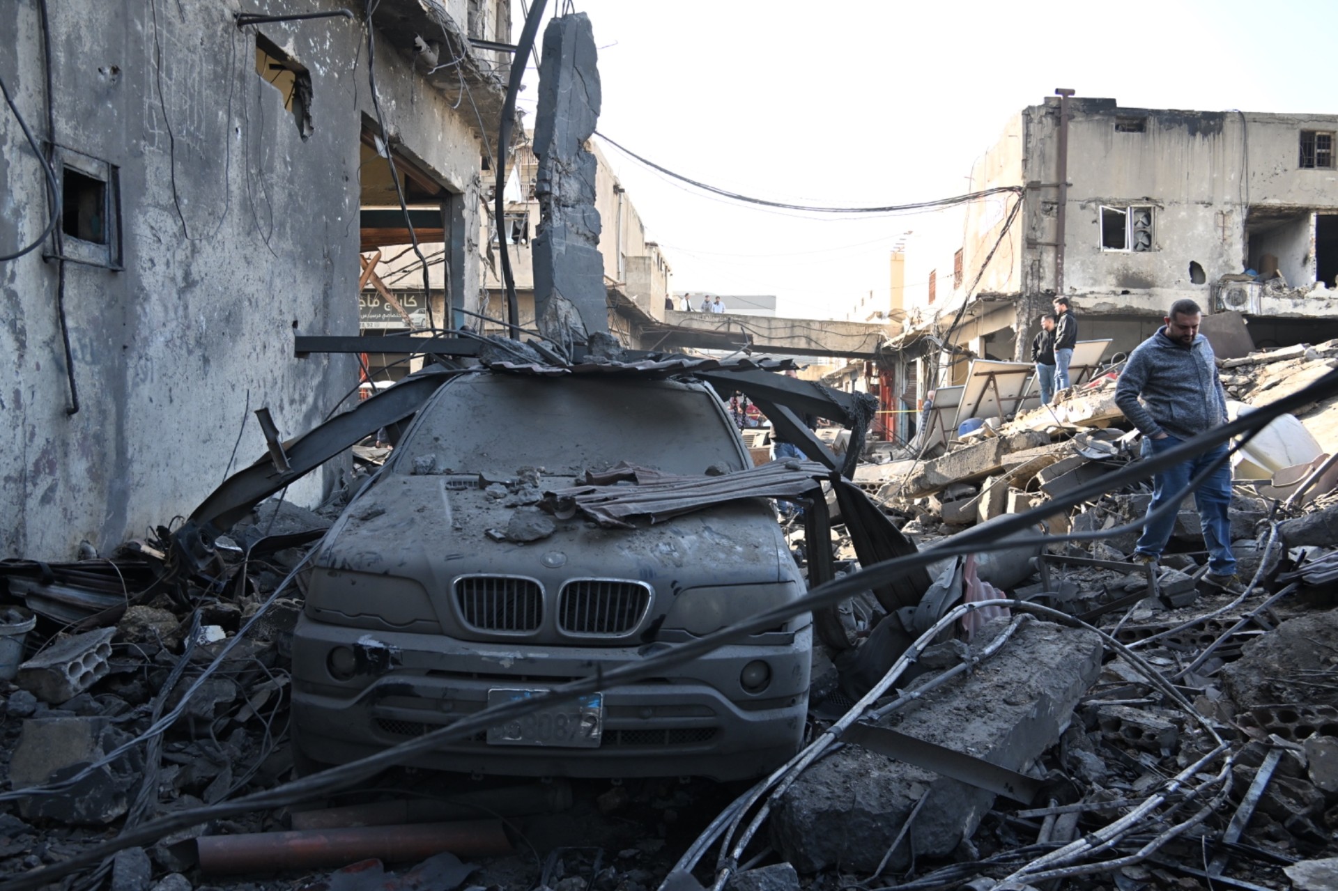 مشهد الدمار الذي خلفته الغارة الحربية الإسرائيلية فجر أمس على مبنى مؤلفاً من ثلاق طبقات في منطقة سينيق- الغازية قرب صيدا. (حسام شبارو)