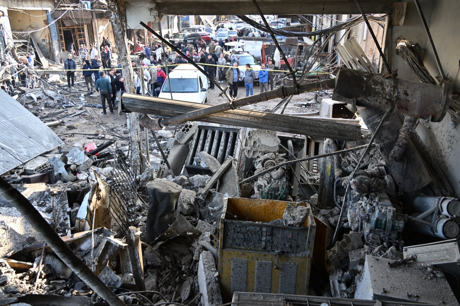 مشهد الدمار الذي خلفته الغارة الحربية الإسرائيلية فجر أمس على مبنى مؤلفاً من ثلاق طبقات في منطقة سينيق- الغازية قرب صيدا. (حسام شبارو)