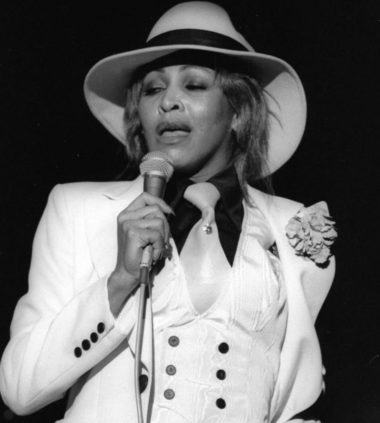 تينا ترنر ببدلة التوكسيدو