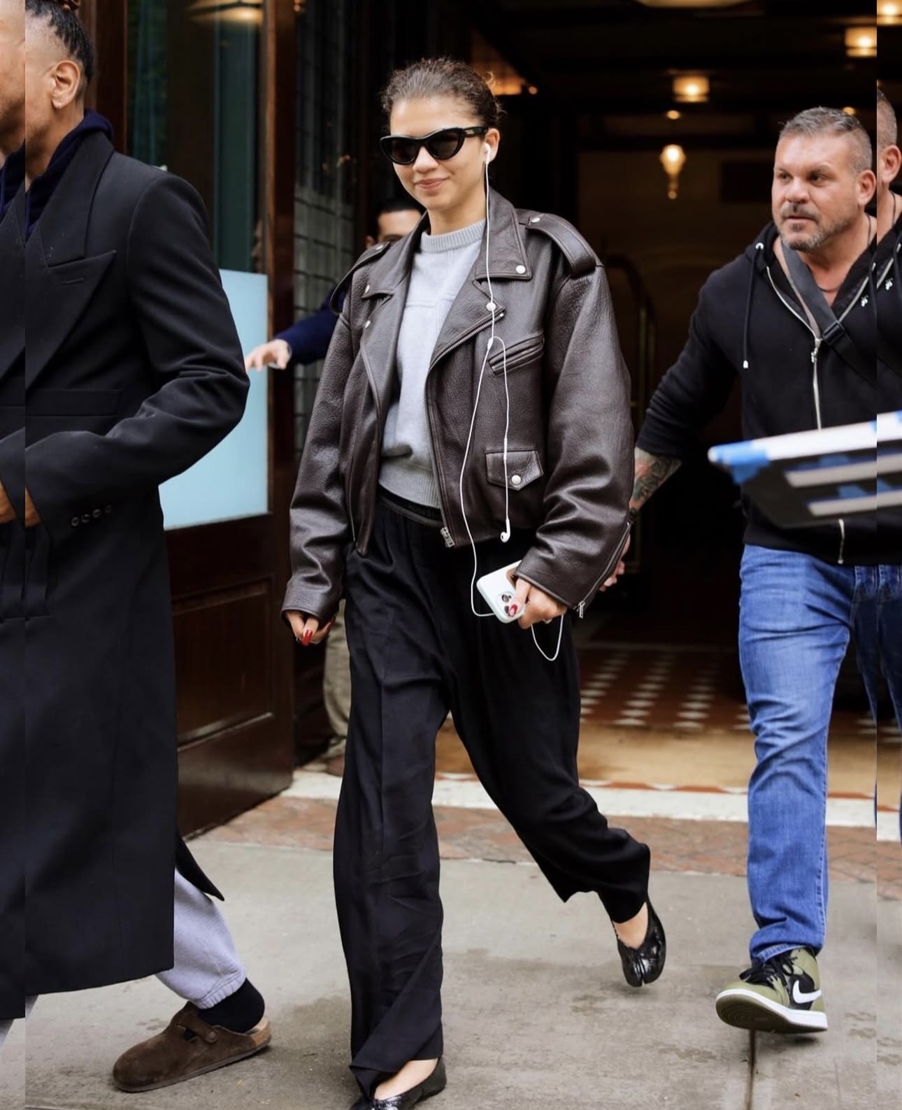 زندايا لحظة مغادرتها فندقها