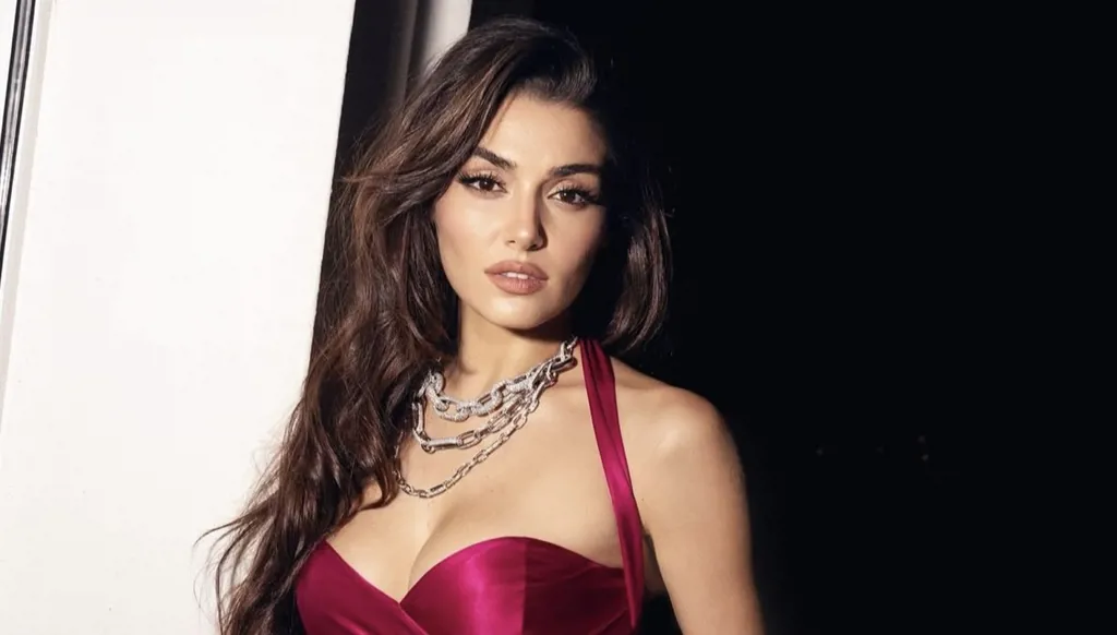 هاندا إرتشل فاتنة بلون الماجنتا ومجوهرات ماسية عصرية في كان (صور وفيديو)