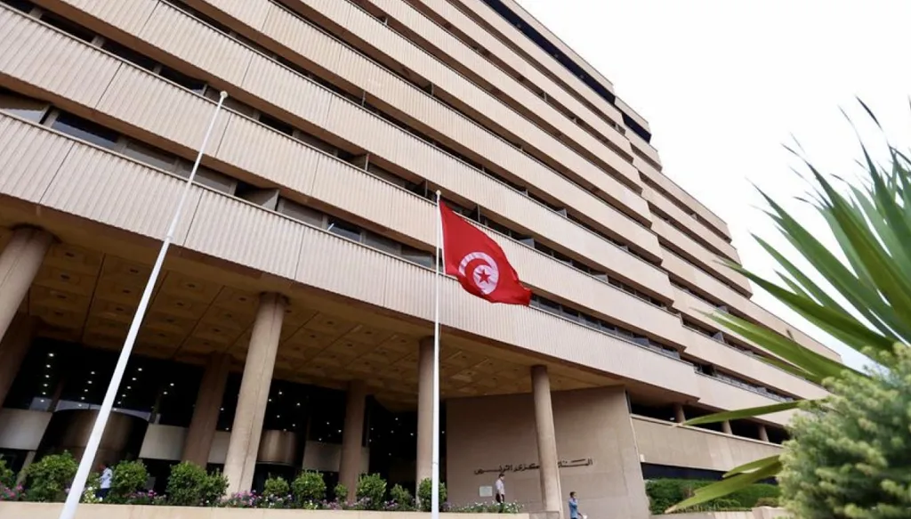 انعدام الثقة يبعثر المعاملات المصرفية في تونس