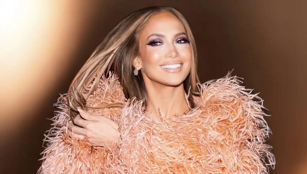 جينيفر لوبيز تتربع على عرش الأناقة بحضورها المبهر