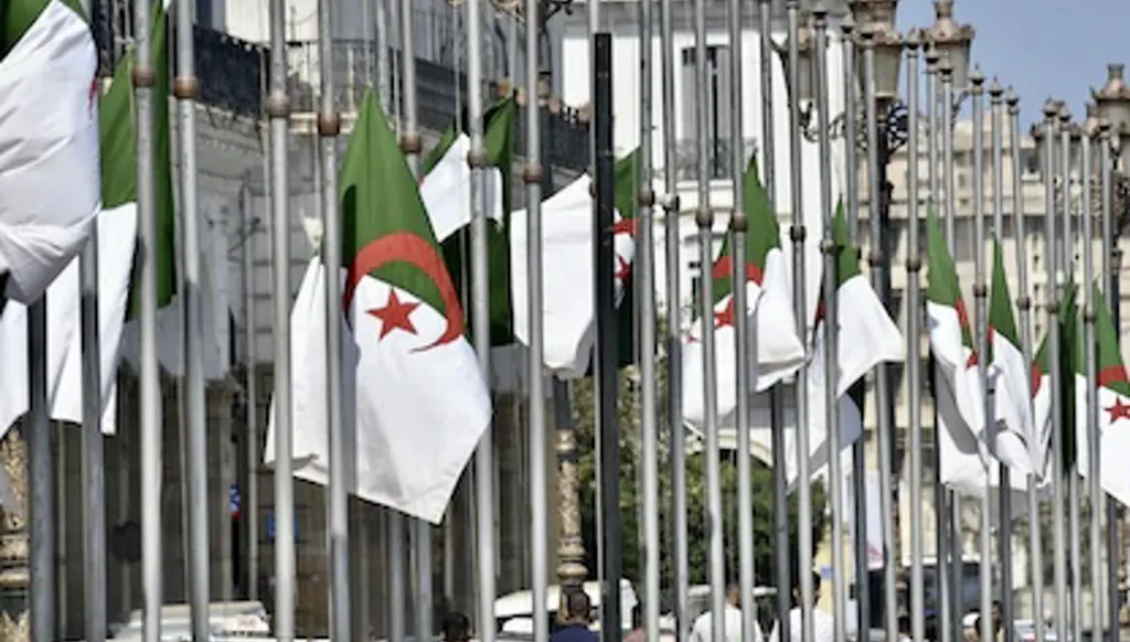 لماذا لا يشارك المجتمع المدني الجزائري في إثراء القانون التمهيدي للأحزاب؟