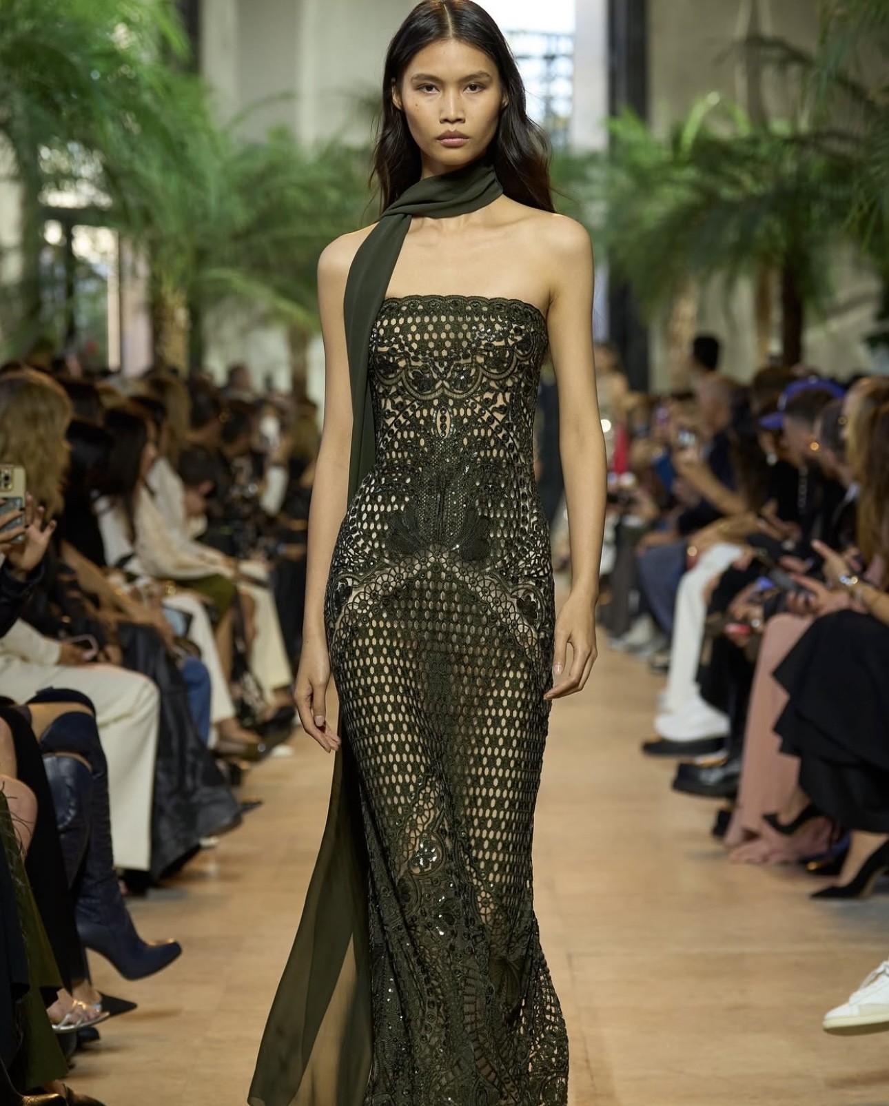 تصميم إيلي صعب لربيع وصيف 2025