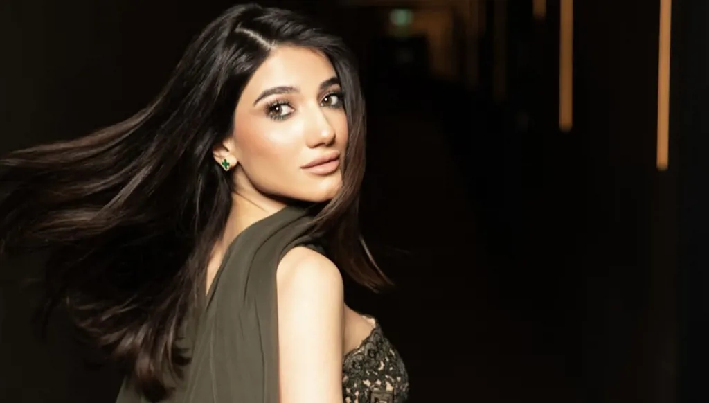 نارين بيوتي تسرق الأضواء بفستان من إيلي صعب سبق أن ارتدته لايتون ميستر (صور وفيديو)